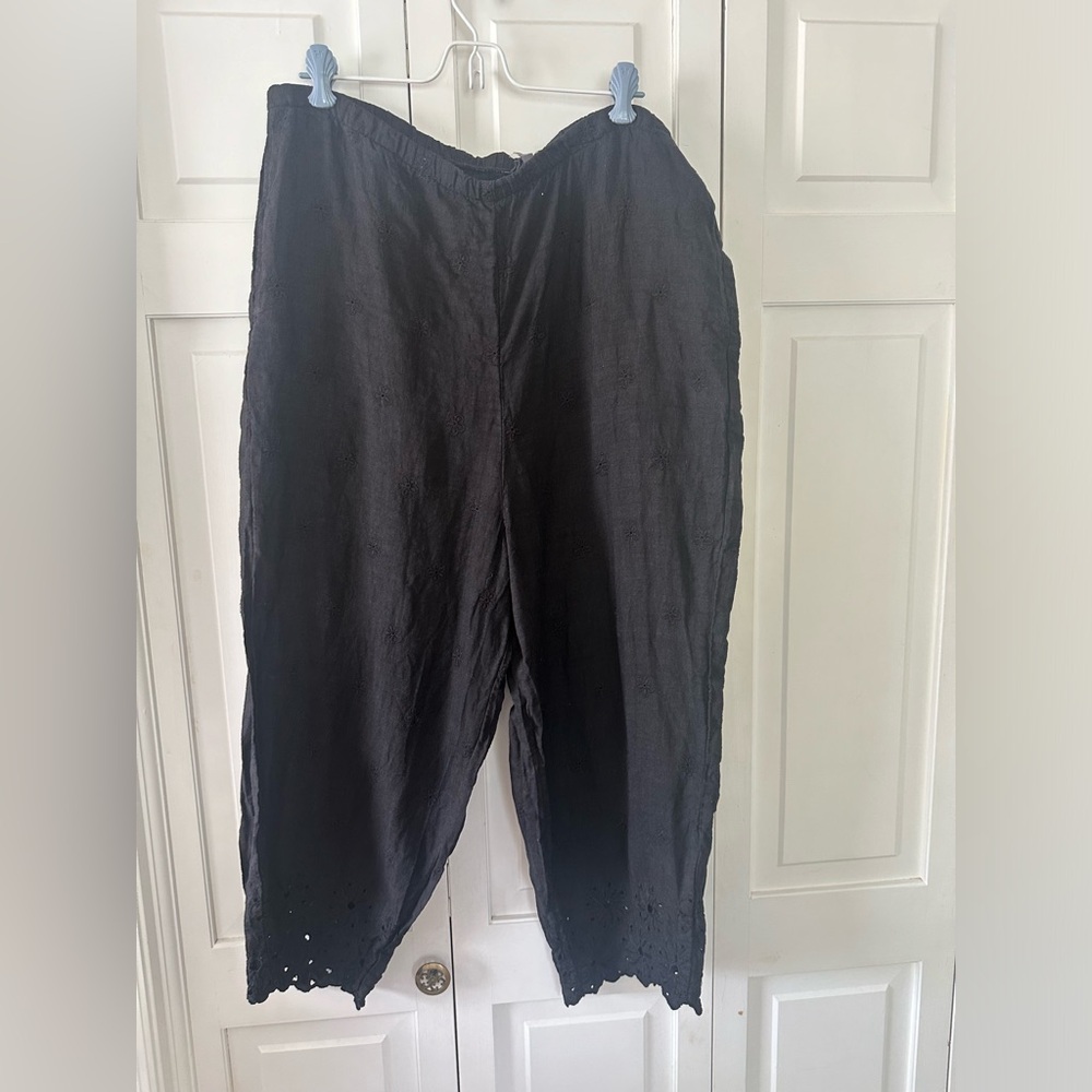 Liz & Jane Black Crop Pants with Floral Embroidery Size 0XL